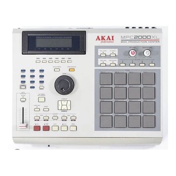 Světle šedý MIDI sampler MPC s 16 gumovými pady v mřížce 4x4. Na horní straně je nápis AKAI professional a model MPC2000XL MIDI PRODUCTION CENTER. Za…
