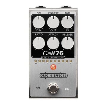 Kytarový efekt v kovovém šasi s nápisem Cali76 FET COMPRESSOR a logem ORIGIN EFFECTS. Zařízení má šest bílých otočných ovladačů s popisy DRY, OUT, IN…