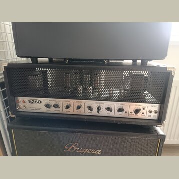 Zadní panel kytarového komba s nápisem 6260 a textem 120-WATT 2-CHANNEL VALVE AMPLIFIER. Panel obsahuje řadu ovládacích potenciometrů s popisky MASTE…