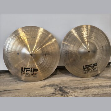 Dvě mosazné činely s kmitavým povrchem. Na obou je viditelný nápis UFIP Rough Series EARCREATED CYMBALS a v horní části text 14"/35 CM HI-HAT. Povrch…