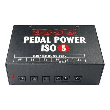 Černý napájecí zdroj pro efektové pedály s nápisem Voodoo Lab PEDAL POWER ISO 5. Na horní straně je tabulka ISOLATED DC OUTPUTS s označením výstupů 9…