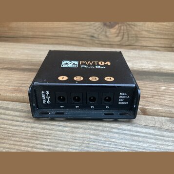 Černý napájecí adaptér s nápisem Palmer PWT04 Power Bar. Zařízení má čtyři výstupní konektory označené čísly 1 až 4 a textem 9V. Na boku je uveden ná…