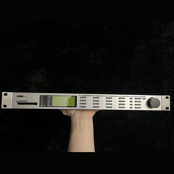 Stříbrný rackový procesor s LCD displejem a ovládacími prvky. Na levé straně je nápis „tc electronic“ a vedle něj modelové označení „M5000 DIGITAL EF…