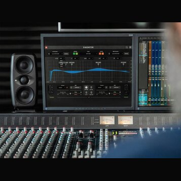 Fotografie zachicuje studiové vybavení zahrnující míchací pult značky ALLEN&HEATH model R24, černý studiový monitor s dvěma reproduktory a dva počíta…