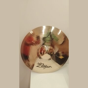 Zlatavý kovový činel s viditelným broušením. Na povrchu jsou nápisy A, CUSTOM a v dolní části logo Avedis Zildjian. V centru je čitelně napsáno CRASH…