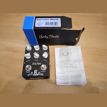 Na fotografii je kytarový efekt pedál značky Harley Benton s nápisem EXTREME METAL. Pedál je v černém provedení s bílými popisky BOOST, LEVEL a DRIVE…