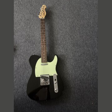 Černá elektrická kytara typu Telecaster s bílým pickguardem a hnědým hmatníkem. Na hlavě kytary je viditelné logo "Ariari". Nástroj vykazuje známky b…