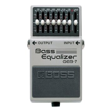 Stříbrný efekt pedál s černým ovládacím panelem a šedým gumovým spínacími tlačítkem. Na pedálu je nápis Bass Equalizer GEB-7 a logo BOSS. Horní panel…