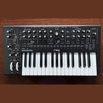 Černý analogový syntetizátor s bílými klávesami. Na předním panelu jsou rozloženy knofíky a přepínače v sekcích LFO 1, OSCILLATORS, MIXER, FILTER, EN…