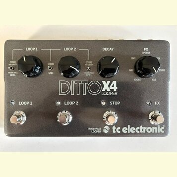 Šedý efekt pedál s nápisem DITTO X4 LOOPER a logem tc electronic. Zařízení má čtyři stoupací spínače označené jako LOOP 1, LOOP 2, STOP a FX. V horní…