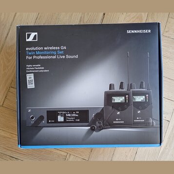 Fotografie krabice od sady bezdrátového monitoringu. Na balení je nápis SENNHEISER a text evolution wireless G4 Twin Monitoring Set For Professional…