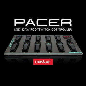 Stříbrný MIDI pedál s nápisem PACER MIDI DAW FOOTSWITCH CONTROLLER. Zařízení má deset černých spínacích tlaítek a jedno otočné kolečko, nad ním je če…