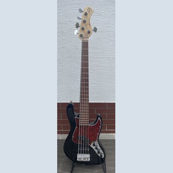 Černá elektrická basová kytara s červeně vzorovaným pickguardem a hnědým hmatníkem. Na hlavě nástroje je vidět logo Epiphone a nápis MarkExpress. Nás…