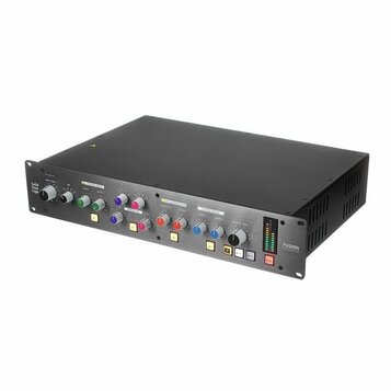 Černý rackový procesor s kovovým předním panelem. Na levé straně je nápis Solid State Logic a vpravo označení FUSION. Přístroj obsahuje řadu barevnýc…