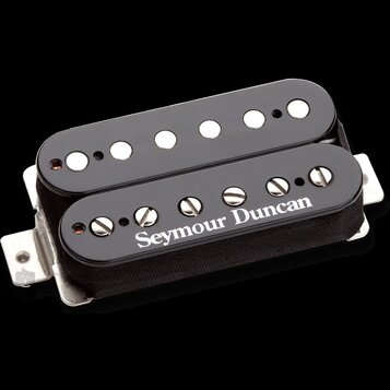Černý humbucker s kovovou základnou a dvěma řadami snímačů. Na spodním krytu je bílý nápis Seymour Duncan. Horní řada má viditelné stříbrné pólové šr…