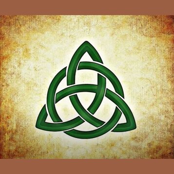 Fotografie zobrazuje zelený grafický symbol keltického uzlu (triquetra) s černým obrysem a bílým stínem. Symbol je umístěn uprostřed na texturovaném,…