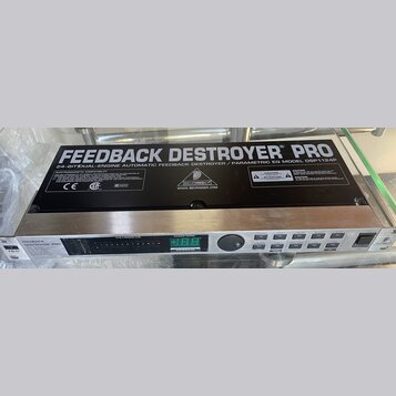 Rakový procesor Feedback Destroyer Pro značky Behringer, model DSP1124P. Zařízení má stříbrný přední panel s digitálním displejem, několika tlačítky…