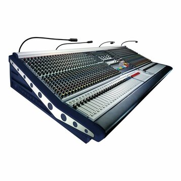 Velký analogový mixážní pult s modrým šasi a stříbrným horním panelem. Na levém boku je nápis Soundcraft. Povrch je osazen velkým množstvím potenciom…