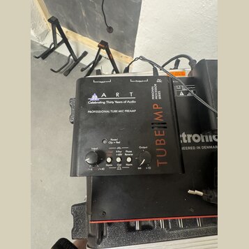 Černý rackový předzesilovač s nápisem ART a označením PROFESSIONAL TUBE MIC PREAMP. Na horní části je nápis 30 Celebrating Thirty Years of Audio a vp…