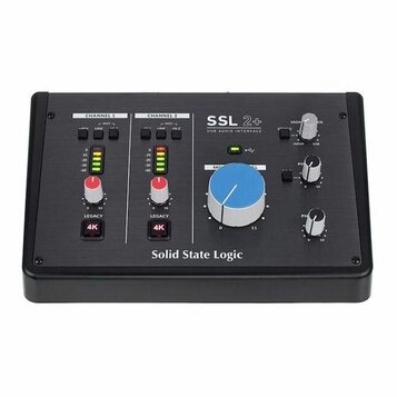 Černý USB audio interface s nápisy SSL 2+ a Solid State Logic. Zařízení má dva kanály s ovládacími knoflíky, LED indikátory úrovně a tlačítka s nápis…