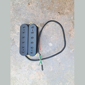 Černý humbucker s dvěma řadami po šesti pólech. Snímač je umístěn v žlutém plastovém rámečku a vede od něj černý kabel s odkrytými červeným, bílým a…