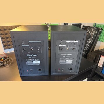 Dva černé studiové monitory z pohledu zadní strany. Na obou je vidět logo PreSonus® a označení modelu R80 s nápisem High Definition Active Near Field…
