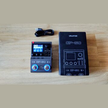 Na fotografii je černý kytarový multiefekt s nápisy MULTI-EFFECTS PROCESSOR, PARA VALETON a GP-50. Zařízení má displej, čtyři ovládací knoflíky, něko…