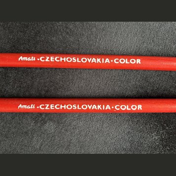 Dvě červené tyče z anodu nebo lakovaného kovu s bílým nápisem Amati • CZECHOSLOVAKIA • COLOR. Povrch je hladký a bez viditelného opotřebení. Tyče lež…