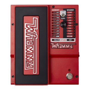Červený efekt pedál s černým ovládacím panelem a stříbrným spínacím tlačítkem. Na levé straně je černý pedalboard s bílým nápisem Whammy. Pravá stran…