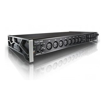 Černý rackový audio rozhraní s kovovými úchyty po stranách. Na přední straně je nápis TASCAM a model US-16x08, přepínače IN 1-4 a IN 5-8, kontrolka U…