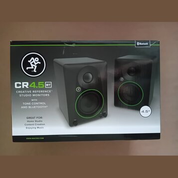 Fotografie zachycuje krabici od studiových monitorů. Na balení je nápis CR 4.5 BT, CREATIVE REFERENCE™ STUDIO MONITORS WITH TONE CONTROL AND BLUETOOT…