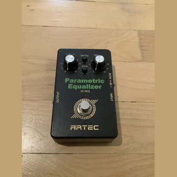 Černý kytarový efekt Parametric Equalizer značky ARTEC. Na horní straně jsou dva ovládací knoflíky s popisky WIDTH a GAIN, červená kontrolka a nápis…