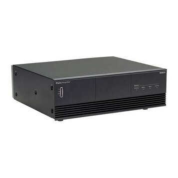 Černý rackový zesilovač s kovovým povrchem a chladicími žebry v dolní části předního panelu. Na přední straně je nápis Plena Amplifier, přepínač a v…