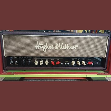 Kytarový zesilovač značky Hughes & Kettner, model Statesman DUAL EL34. Má hnědý povrch a béžovou přední síťku s bílým logem výrobce. Přední panel je…