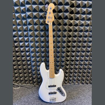 Bílá elektrická basová kytara s jasným dřevěným hmatníkem a hlavou. Na hlavě je viditelné logo Squier. Nástroj má čtyři struny, dva snímače a tři ovl…