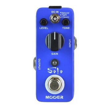 Modře barevný efekt pedál s nápisy LEVEL, TONE a GAIN u ovládacích prvků. Na horní části je vstup DC IN a výběr Natural, Tight, Classic. Uspravovací…