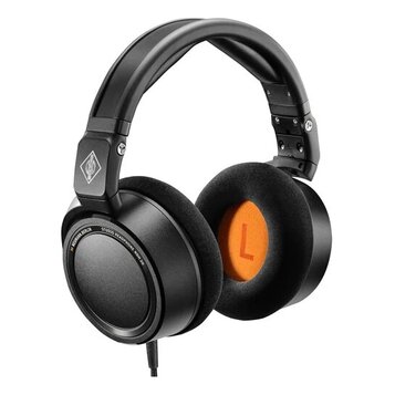 Černá uzavřená studiová sluchátka s čalouněnými náušníky. Na vnější straně levého náušníku je nápis NEUMANN BERLIN STUDIO HEADPHONE NDH 20 a na headb…