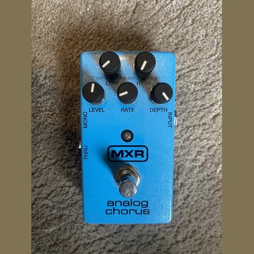 Modrý efekt pedál s nápisy MXR a analog chorus. Na horní části jsou šest černých otočných ovladačů s popisky CUT, LOW, FLAT, CUT, HIGH, FLAT, LEVEL,…