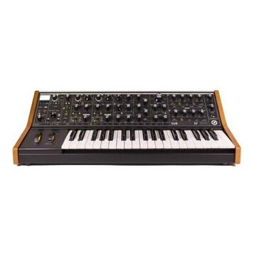 Černý synthesizér s dřevěnými bočními panely a bílo-černou klaviatura. Na ovládacím panelu jsou četné knofíky a přepínače, v pravé části je bílý nápi…