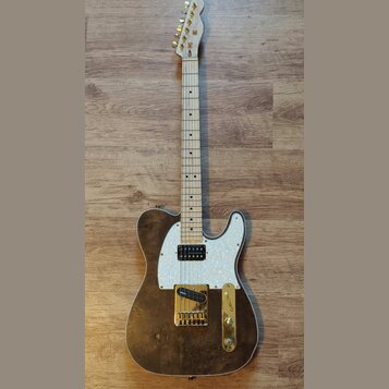 Elektrická kytara typu Telecaster s hnědým dřevěným povrchem těla a bílým perleťovým pickguardem. Nástroj má zlatý hardware, včetně ladíček a mostu,…
