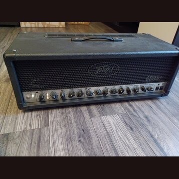Černý kytarový zesilovač v texturovaném obalu s madlem na horní straně. Na přední mřížce je viditelné logo Peavey. Ovládací panel obsahuje řadu knofl…