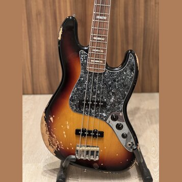 Elektrická basová kytara s trupem v barevném přechodu od žluté přes hnědou k černé. Nástroj má černý pickguard s texturou vlaštovky a hnědý hmatník.…
