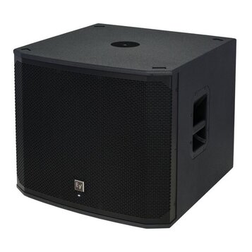 Černý subwoofer s hranatým tvarem a přední kovovou mřížkou. V dolní části mřížky je umístěno stříbrné logo „EV“. Povrch je v matném provedení, na bok…