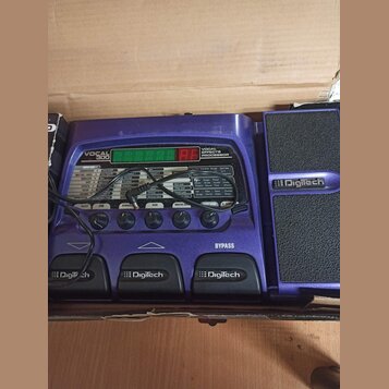 Fialový vokálový procesor s nápisy VOCAL 300 a VOCAL EFFECTS PROCESSOR. Zařízení obsahuje ovládací panel s různými přepínači, knoflíky a digitální di…