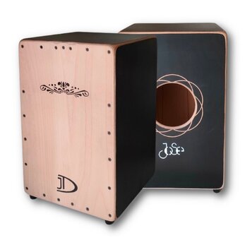Dvě cajon boxy z dřeva, jeden v přírodním světlém provedení a druhý v černém. Na světlém cajonu je v horní části vyřezávaný ornament a ve spodní část…