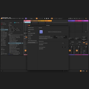 Snímek zachicuje obrazovku počítače s otevřeným softwarem Ableton Live 12. V centru je viditelné okno Settings s nápisem Ableton Live 12 Standard aut…