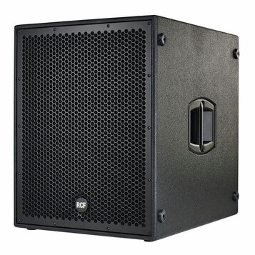 Černý subwoofer v kostkovém provedení s texturovaným povrchem. Přední stranu tvoří kovová mřížka s voštinovým vzorem, ve které je umístěno bílé logo…