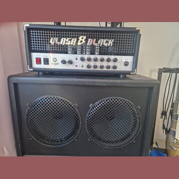 Kytarové kombo tvořené hlavou zesilovače a reproduktorovou skříní. Na předním panelu hlavy je nápis VLASA 8 BLACK a logo BLADE. Pod ním se nachází ov…