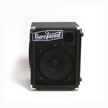 Černý kytarový reproduktor v kostce s kovovými hranami. Na přední mřížce je bílo-černá nálepka s nápisem Barefaced. Povrch je potahen černým texturov…