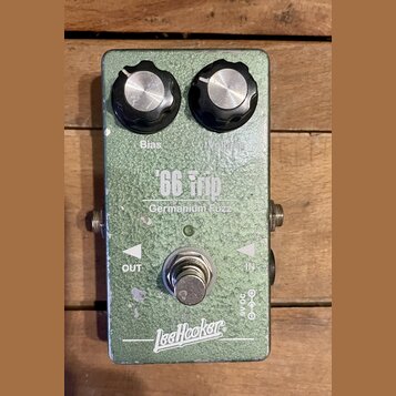 Zelený efekt pedál s kovovým šasi a dvěma černými oválnými knoflíky. Na povrchu jsou nápisy „Bias“, „Volume“, „'66 Trip“ a „Germanium Fuzz“. Ve spodn…